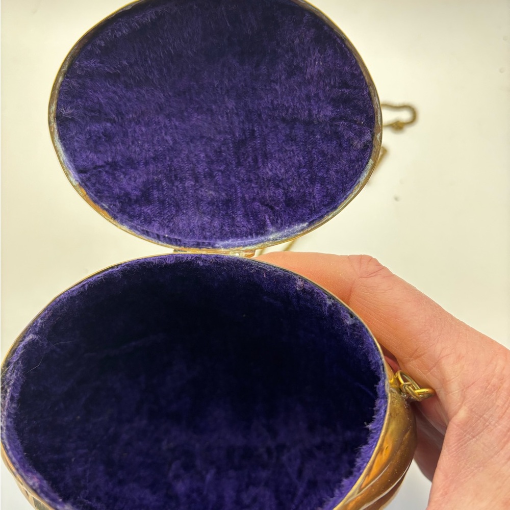 Vintage 1920-1940 Brass Shell-Shaped Clutch - Picture 6 of 11